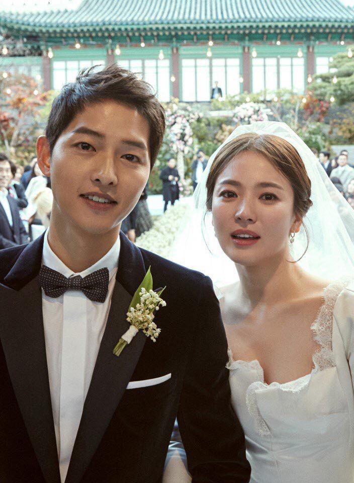 Hậu ly hôn Song Hye Kyo - Song Joong Ki thừa nhận hẹn hò với bạn gái người Anh được 1 năm