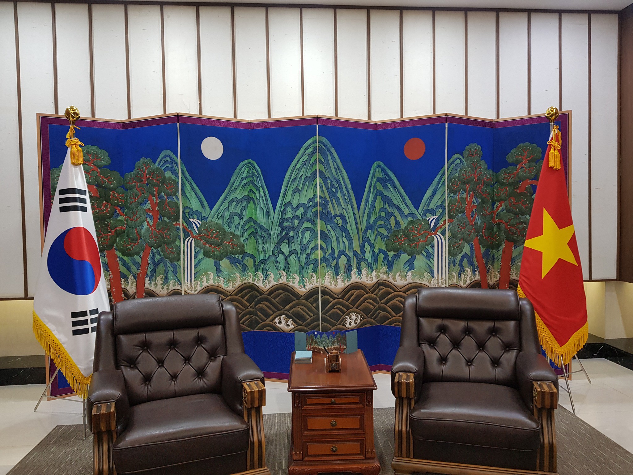 Tìm hiểu về bức tranh Nhật nguyệt ngũ phong đồ được đặt ở Đại sứ quán Hàn Quốc
