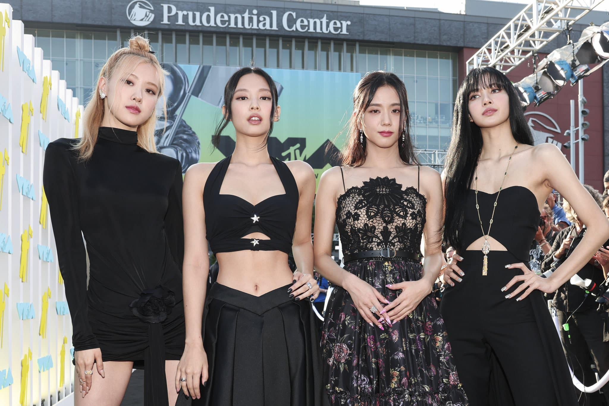 Knet rần rần bình luận về sân khấu Pink Venom của BLACKPINK tại lễ trao giải VMAs 2022 - Hết lời khen ngợi Lisa-Jisoo-Rosé và chỉ trích việc Jennie mắc lỗi 