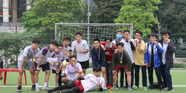 Đỉnh như học sinh Chuyên Sư Phạm tổ chức thành công giải bóng đá riêng cho học sinh toàn trường, thỏa mãn đam mê bóng đá
