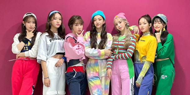 Stylist của Weeekly được nhận nhiều lời khen từ Netizen Hàn vì cho nhóm diện trang phục sân khấu bắt mắt và khác biệt